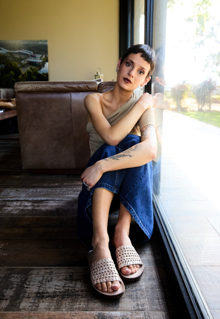SANDALIA FLAT PLATINO